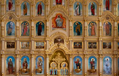 Lefkoşe, Kıbrıs, 26 Aralık 2024: Ortodoks kilisesinde azizler, melekler ve İncil sahnelerini tasvir eden altın madalyalar ve dini simgelerle Iconostasis. Rus Kilisesi Episkopio Kıbrıs