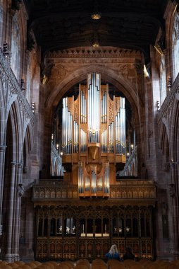 Manchester, Birleşik Krallık, 16 Temmuz 2019: Manchester katedralinin iç manzarası ahşap iç dekorasyon detayları ve büyük bir boru organı yukarıda. İbadet sıraları.