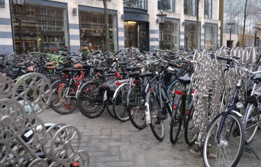 Bir kentsel alanda belirlenmiş bir bisiklet parkında sayısız bisiklet park edilmiştir. Amsterdam Hollanda