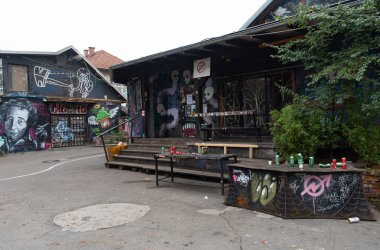 Ljubljana, Slovenya, 31 Ekim 2024: Metelkova mesto sanat merkezi Ljubljana 'da özerk bir sosyal ve kültürel merkez.