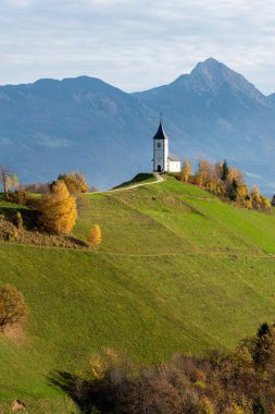 Sonbaharda Jamnik, Slovenia 'daki St. Primus Kilisesi ve Felix Kilisesi' nin manzarası