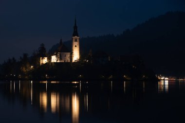 Mary Hac Kilisesi 'nin Kanlı Ada' da olduğu varsayımı gece kan gölünü yansıtıyor. Slovenya, Avrupa