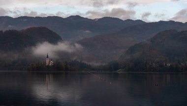 Mary Hac Kilisesi 'nin sakin gölü yansıttığı varsayımı kanıyordu. Dağlar ve renkli sonbahar yapraklarıyla çevrelenmişti.