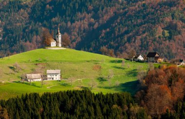 Jamnik Kilisesi 'nin sonbaharda Slovenia' da hakim olduğu bir tepede güzel bir manzara.