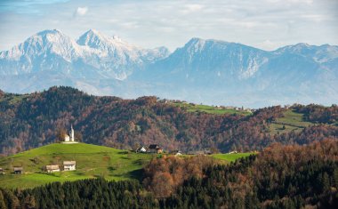 Jamnik Kilisesi 'nin sonbaharda Slovenia' da hakim olduğu bir tepede güzel bir manzara.