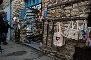 Lefkara, Kıbrıs, 28 Aralık 2024: Alışılagelmiş el yapımı hediyelik eşya dükkanının dışında büyüleyici bir taş sokakta taş duvarlı. Lefkara Köyü Kiril