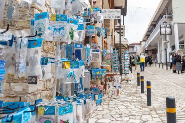 Lefkara, Kıbrıs, 5 Nisan 2025: Kiril 'deki sol geleneksel köyde yürüyen turistler, hediyelik eşya dükkanlarında yerel ürünler sergileniyor