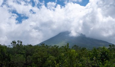 Bereketli bir bitki örtüsü ve bulutlu bir gökyüzü arenal volkanı çevreledi. Kosta Rika Milli Parkı