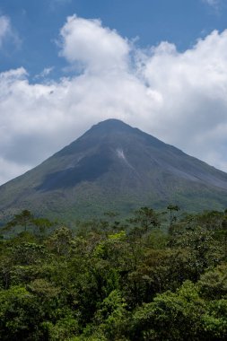 Bereketli bir bitki örtüsü ve bulutlu bir gökyüzü arenal volkanı çevreledi. Kosta Rika Milli Parkı