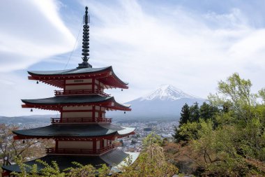 Kırmızı chureito pagoda. Arka planda Fuji Dağı var. Güneşli bir günde, kiraz çiçekleri mevsiminde..