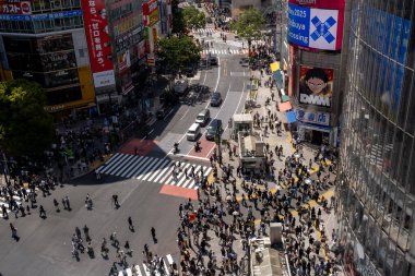 Tokyo, Japonya, 25 Mayıs 2025: Tokyo, Japonya 'nın merkezinde am caddesinden geçen kalabalığın en üst görüntüsü.
