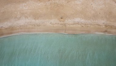 Tropikal yaz kumsalında temiz okyanus dalgaları. Boş tropik plajın havadan görünüşü.