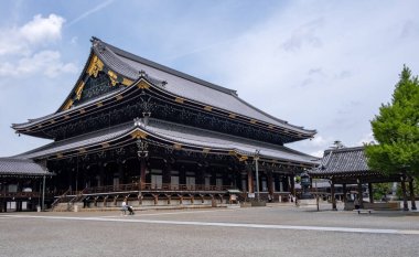 Japonya 'nın başkenti Kyoto' daki etkileyici Higashi Honganji Tapınağı 'nda gezen turistler güneşli bir günde