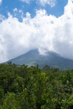 Bereketli bir bitki örtüsü ve bulutlu bir gökyüzü arenal volkanı çevreledi. Kosta Rika Milli Parkı