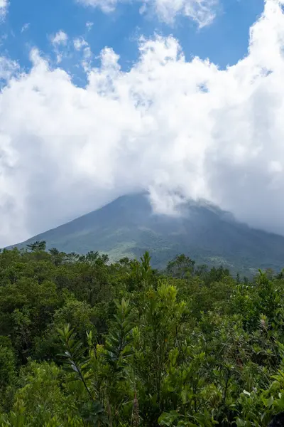 Bereketli bir bitki örtüsü ve bulutlu bir gökyüzü arenal volkanı çevreledi. Kosta Rika Milli Parkı