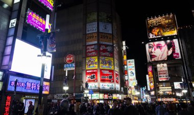 Tokyo, Japonya, 4 Mayıs 2025. Tokyo Shinjuku 'nun ünlü caddesi Kabuki' nin gece manzarası, gece hayatı ile ünlüdür.