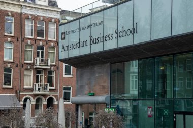 Amsterdam, Hollanda, 15 Şubat 2025: Amsterdam İşletme Fakültesi 'nin modern binası şehir merkezindeki geleneksel tuğla binaları yansıtıyor