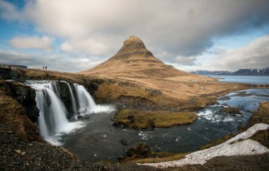 Kirkjufell dağ kilisesi dağı ve İzlanda 'daki Snaefellsnes yarımadasında grundarfjordur' daki Kirkjufellfoss şelalesi.