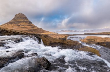 Kirkjufell dağ kilisesi dağı ve İzlanda 'daki Snaefellsnes yarımadasında grundarfjordur' daki Kirkjufellfoss şelalesi.