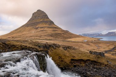 Kirkjufell dağ kilisesi dağı ve İzlanda 'daki Snaefellsnes yarımadasında grundarfjordur' daki Kirkjufellfoss şelalesi.