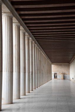 Atina 'da Attalos' un ahşap çatısını destekleyen dorik sütunlu uzun sütunların perspektif manzarası, Yunanca