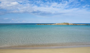 Kışın kumlu, kumlu ve ıssız adalı boş tropikal plajlar. Kıbrıs Rum Kesimi İncir Ağacı Körfezi