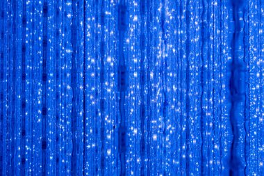 Mavi ışık çizgileri dikey asılarak fütüristik, teknolojik ve modern bir arkaplan oluşturur.