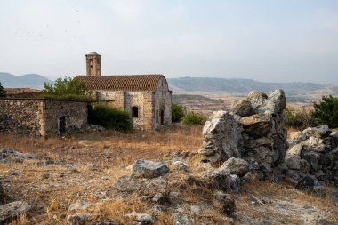 Kuzey Kıbrıs 'taki Pentadakylos dağlarında terk edilmiş ve terk edilmiş tarihi Panayia Katharon kilisesi.