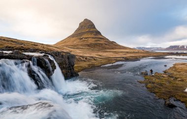 Kirkjufell Dağı ve Kirkjufellfoss Şelalesi İzlanda 'daki Snaefellsnes yarımadasında grundarfjordur' da.