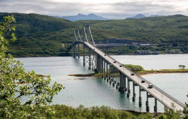 Norveç 'te Tjeldsund Köprüsü' nde giden arabalar, asma köprü bölümü olan Cantilever Köprüsü.