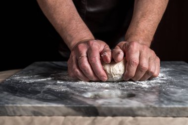 Pizza hazırlayan adam, mermer masada hamur..