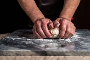 Pizza hazırlayan adam, mermer masada hamur..