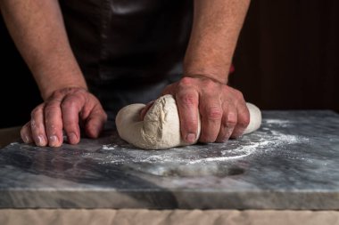 Pizza hazırlayan adam, mermer masada hamur..