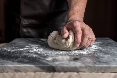 Pizza hazırlayan adam, mermer masada hamur..