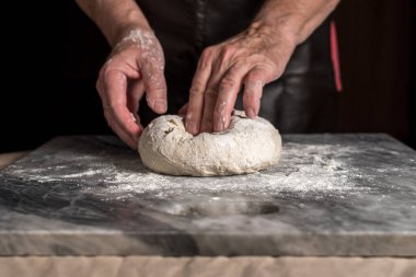 Pizza hazırlayan adam, mermer masada hamur..