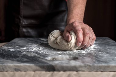 Pizza hazırlayan adam, mermer masada hamur..