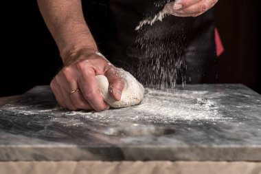 Pizza hazırlayan adam, mermer masada hamur..