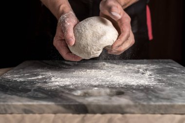 Pizza hazırlayan adam, mermer masada hamur..