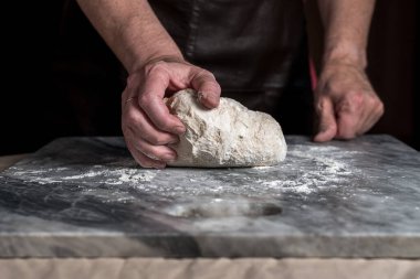 Pizza hazırlayan adam, mermer masada hamur..