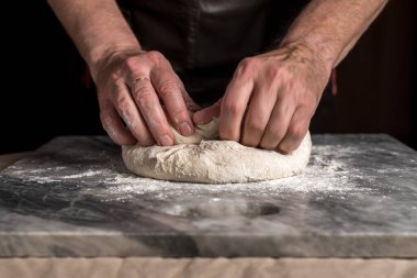 Pizza hazırlayan adam, mermer masada hamur..