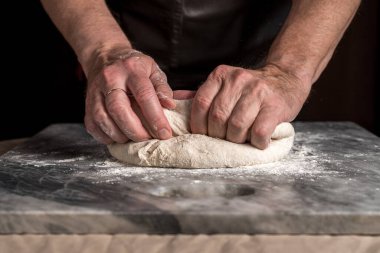 Pizza hazırlayan adam, mermer masada hamur..
