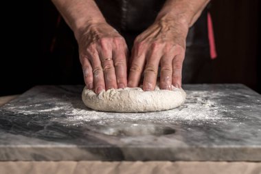 Pizza hazırlayan adam, mermer masada hamur..