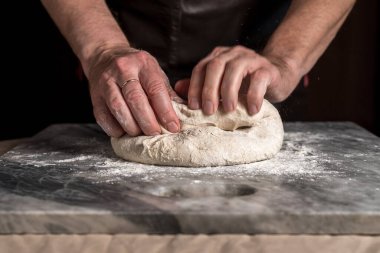 Pizza hazırlayan adam, mermer masada hamur..