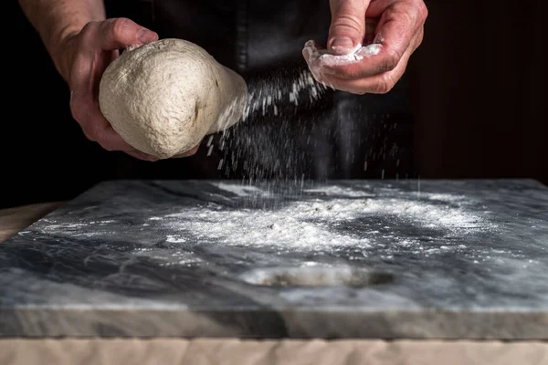 Man Mempersiapkan Pizza Adonan Atas Meja Marmer — Stok Foto