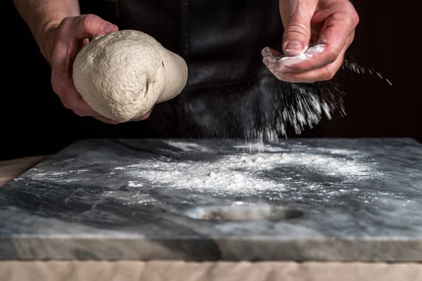 Man Förbereder Pizza Deg Marmorbord — Stockfoto