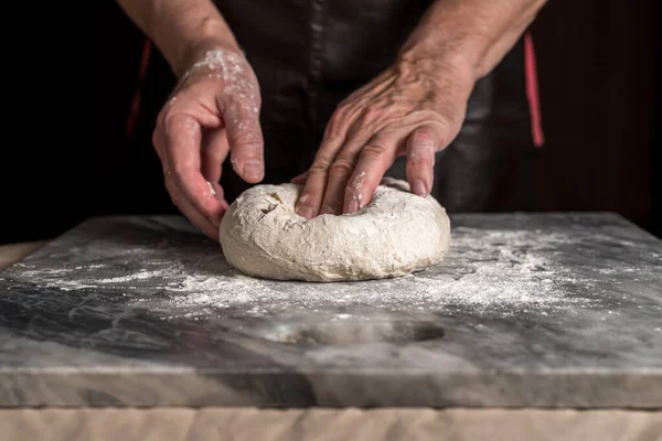 Pizza hazırlayan adam, mermer masada hamur..