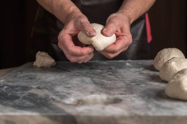 Pizza hazırlayan adam, mermer masada hamur..