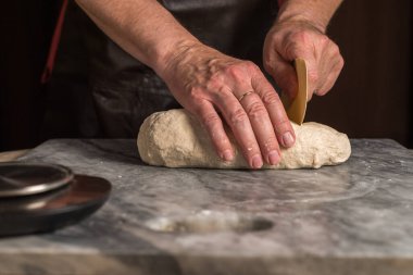Pizza hazırlayan adam, mermer masada hamur..