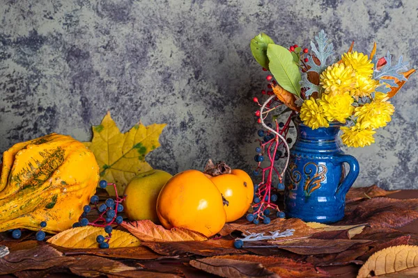 Herbstkomposition Eine Herbstkomposition Bestehend Aus Chrysanthemen Kürbissen Herbstblättern Und Kastanien — Stockfoto