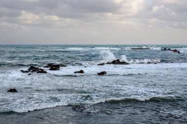 Deniz dalgaları yaz günü, ufukta bulutlar.